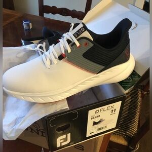 New in box with tags men’s Footjoy Flex golf shoes
